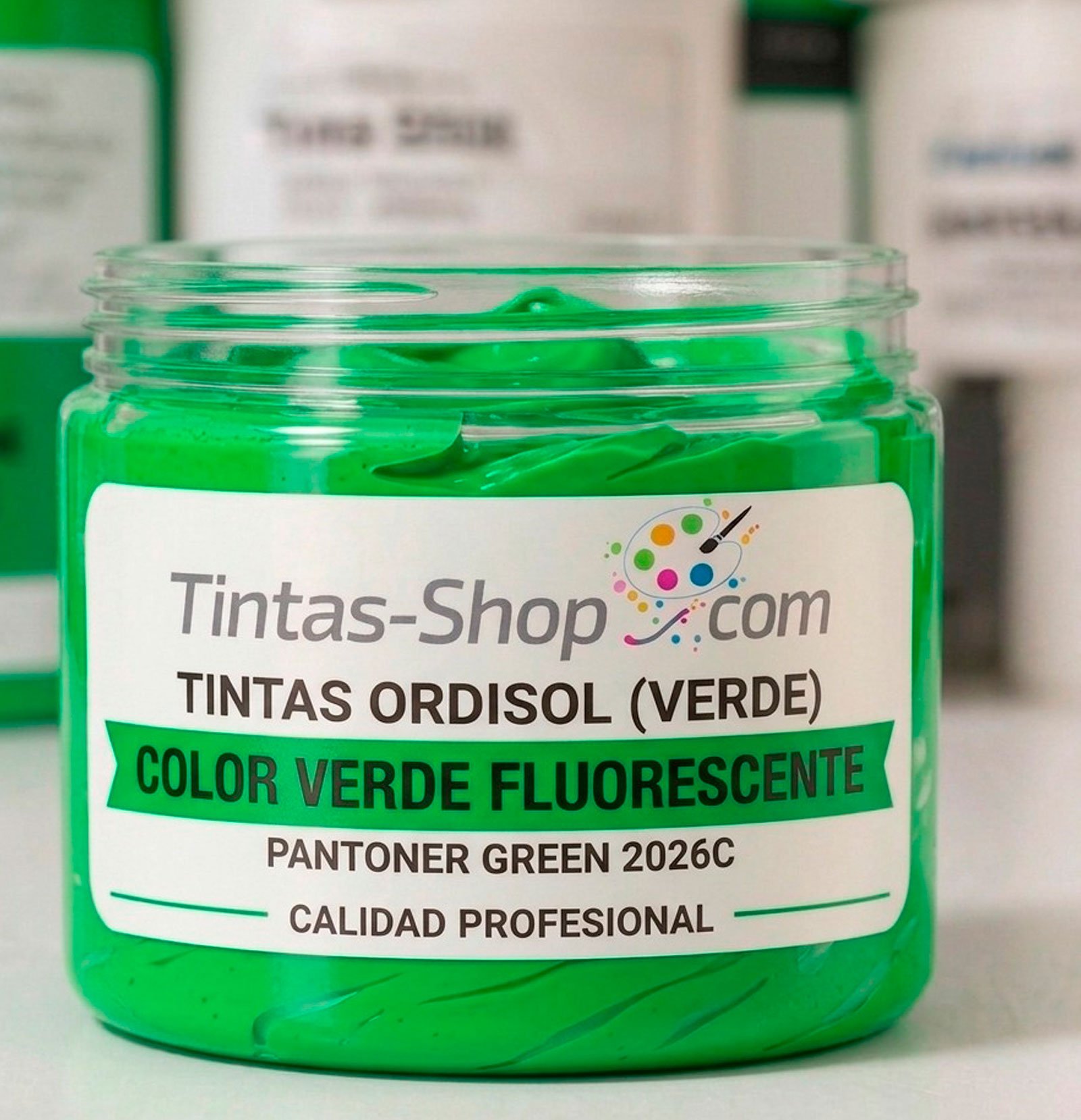 Tintas Fluorescentes Ordisol – Máxima visibilidad en serigrafía En Tintas-Shop incorporamos una nueva gama de tintas fluorescentes de calidad profesional, diseñadas para proyectos donde el color no es suficiente y el impacto visual es imprescindible. Formuladas para ofrecer alta intensidad, estabilidad y facilidad de uso en entornos de producción real. Características principales Alta visibilidad: pigmentos fluorescentes que destacan especialmente bajo luz intensa y UV Consistencia controlada: textura homogénea para una aplicación uniforme Versatilidad: aptas para serigrafía textil, gráfica y aplicaciones creativas Buena adherencia: fijación estable sobre diferentes superficies según la base utilizada Colores disponibles Color Descripción Efecto visual Amarillo Fluorescente Alta luminosidad Máxima visibilidad y contraste Naranja Fluorescente Tono energético Gran impacto visual Verde Fluorescente Neón intenso Estética moderna y llamativa Aplicaciones recomendadas Serigrafía textil (moda, streetwear, deporte) Cartelería y señalética Diseño gráfico y artístico Ediciones especiales y colecciones creativas Consideraciones técnicas Los colores fluorescentes tienen menor opacidad que los pigmentos estándar Para máxima intensidad sobre fondos oscuros, se recomienda usar base blanca previa Pueden perder intensidad con el tiempo bajo exposición UV prolongada Realizar pruebas previas para ajustar malla, depósito y curado Conclusión Las tintas fluorescentes Ordisol están pensadas para profesionales que buscan destacar visualmente en sus proyectos. Ofrecen una combinación equilibrada entre intensidad de color, comportamiento en impresión y versatilidad de uso.